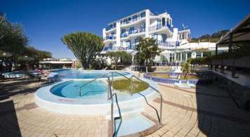 Hotel il Gattopardo - mese di Aprile - piscine esterne
